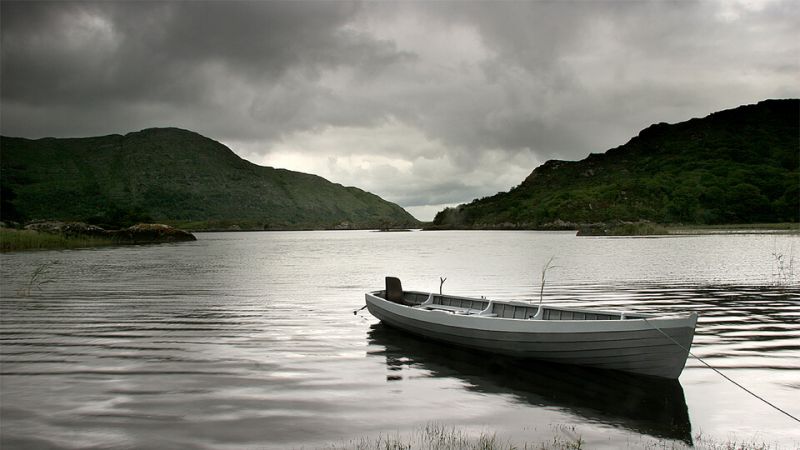 在基拉尼湖上划船