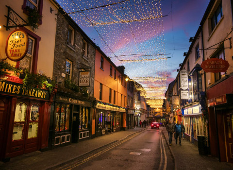 Street lit up at christmas killarney co kerry web size MOYKENMACMS01